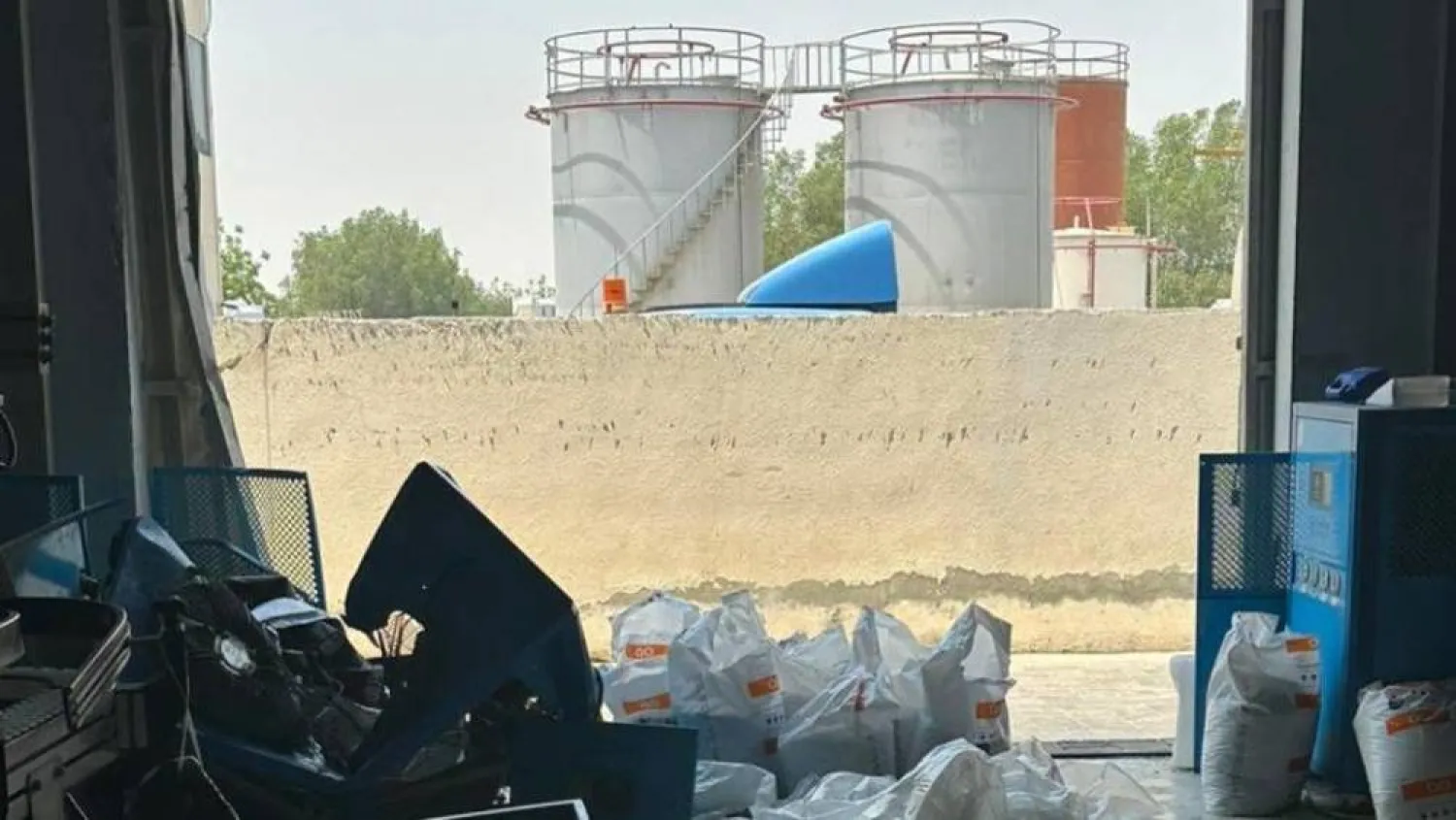 الانفجار تسبب في تطاير شظايا غطاء الخزان المنفجر بالمصنع المجاور (شرطة عجمان)