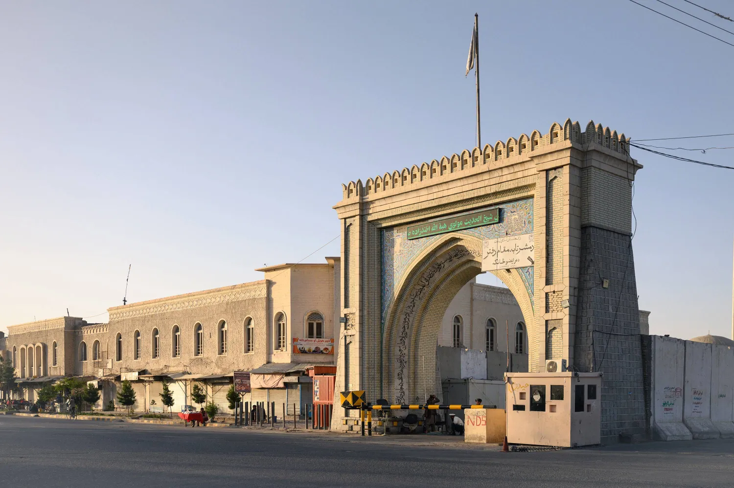 جنود من «طالبان» يحرسون مدخل مكاتب المسؤولين الحكوميين في الصباح الباكر في مدينة قندهار جنوب أفغانستان في 26 مايو 2023  (غيتي)