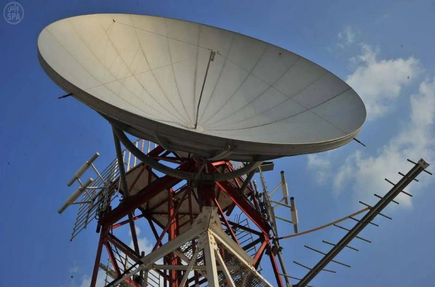 أحد مشاريع شبكات الاتصالات في السعودية. (الشرق الأوسط)