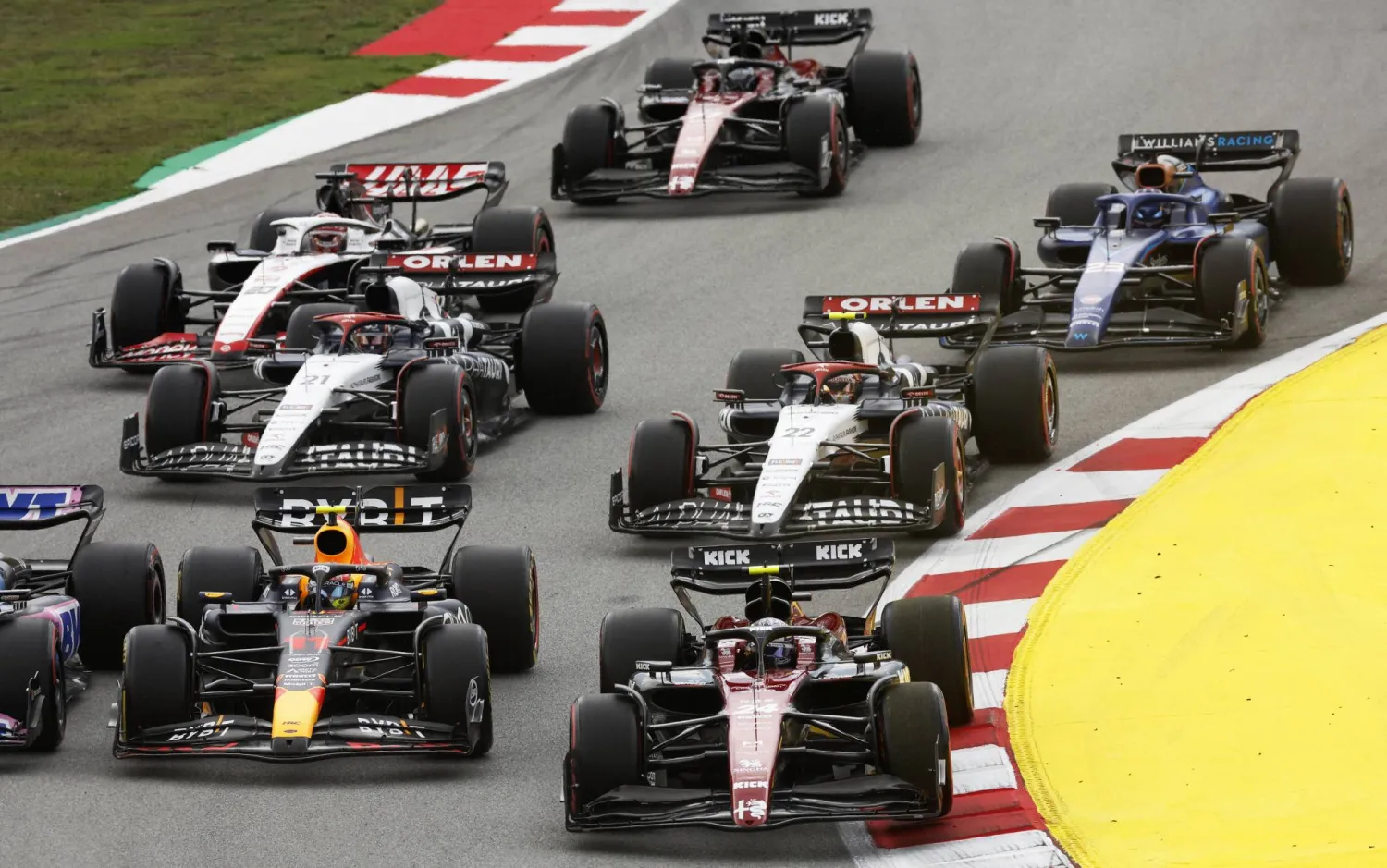 رئيس فريق هاس يعتذر لمراقبي السباق (رويترز)