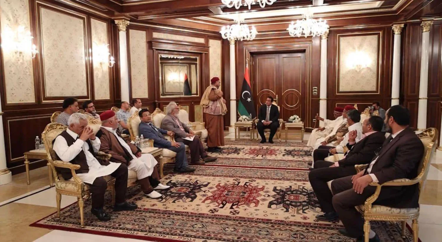 المنفي مستقبلاً وفداً من أعيان قبيلة الجوازي في مكتبه بطرابلس (المجلس الرئاسي)