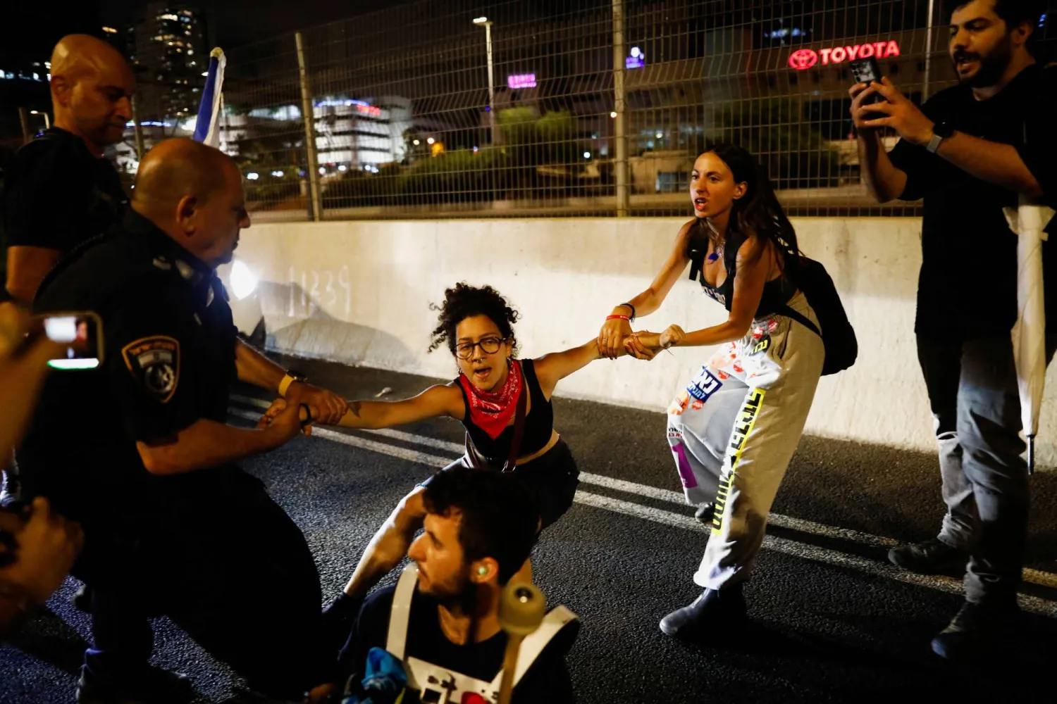 مشاجرة مع الشرطة خلال مظاهرة ضد رئيس الوزراء الإسرائيلي بنيامين نتنياهو في تل أبيب السبت (رويترز)