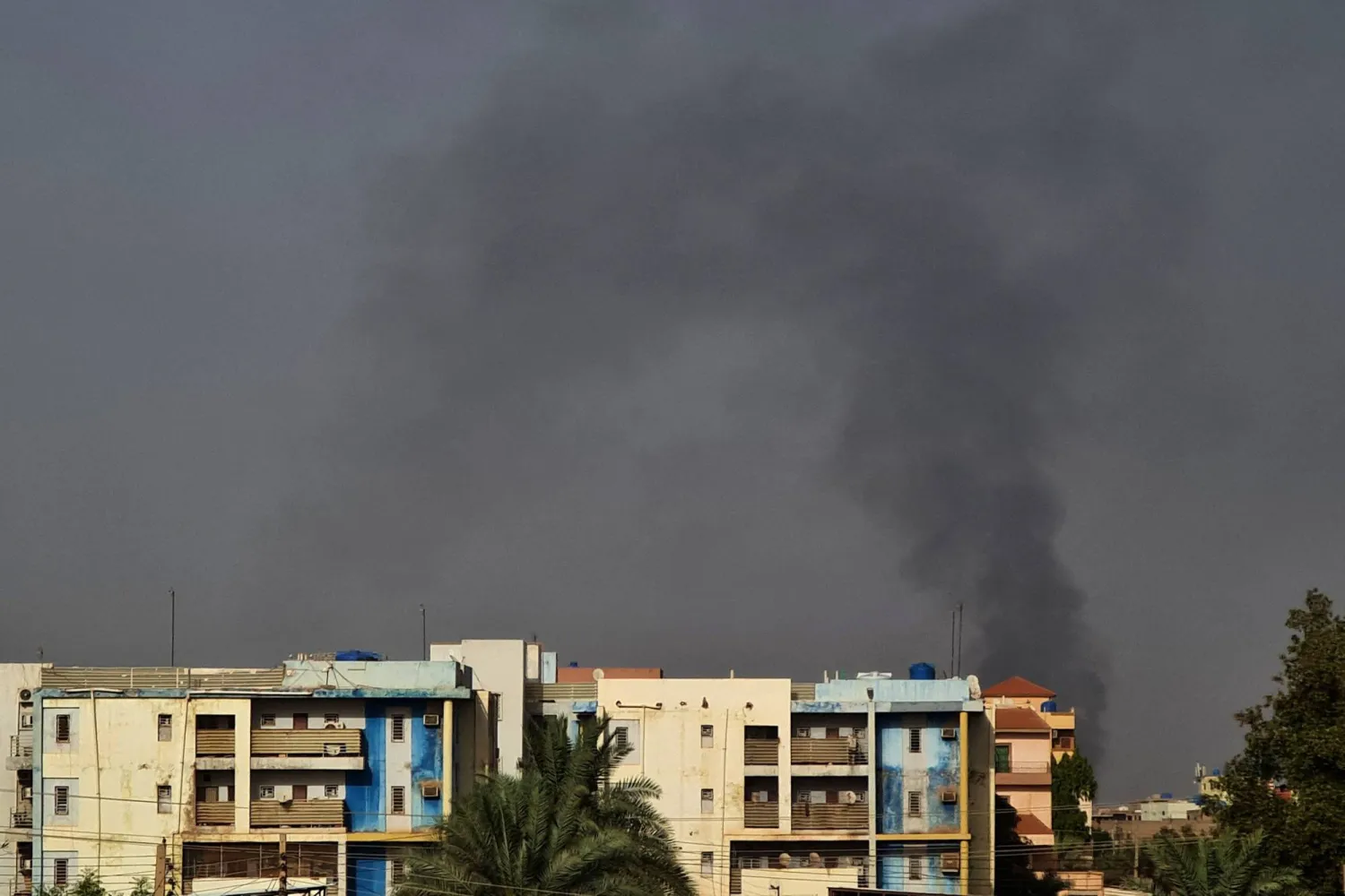 دخان كثيف جراء المعارك يغطي سماء الخرطوم يوم 4 يونيو (أ.ف.ب)