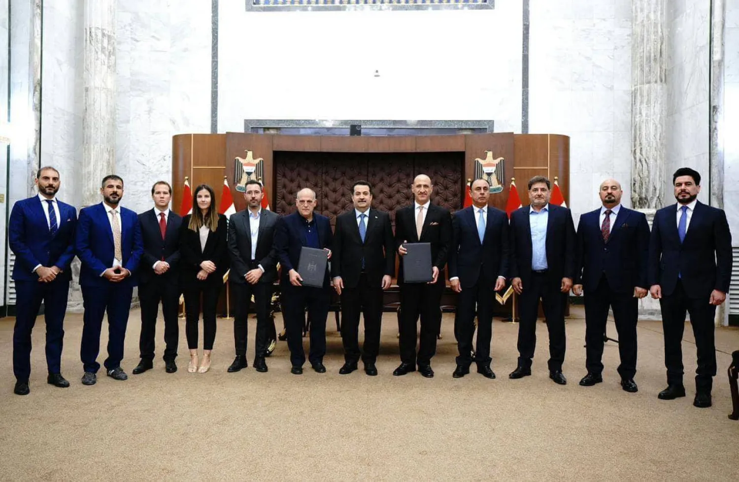 جانب من مراسم توقيع الاتفاقية بحضور مسؤولي الاتحادين الإسباني والعراقي لكرة القدم (الاتحاد العراقي)