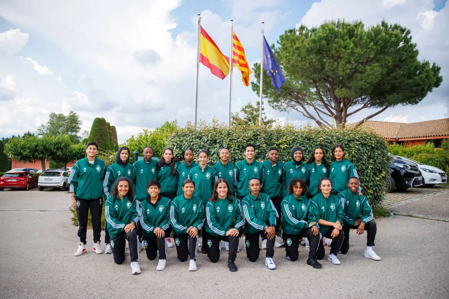 بعثة المنتخب السعودي للسيدات لدى وصولها مدينة جيرونا الإسبانية (الشرق الأوسط)