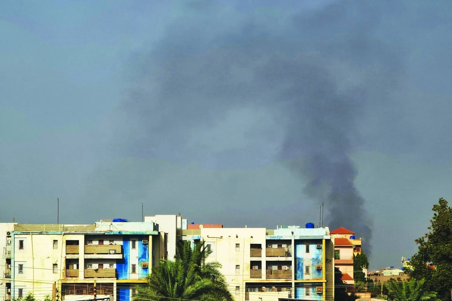 
دخان كثيف جراء المعارك يغطي سماء الخرطوم يوم 4 يونيو (أ.ف.ب)