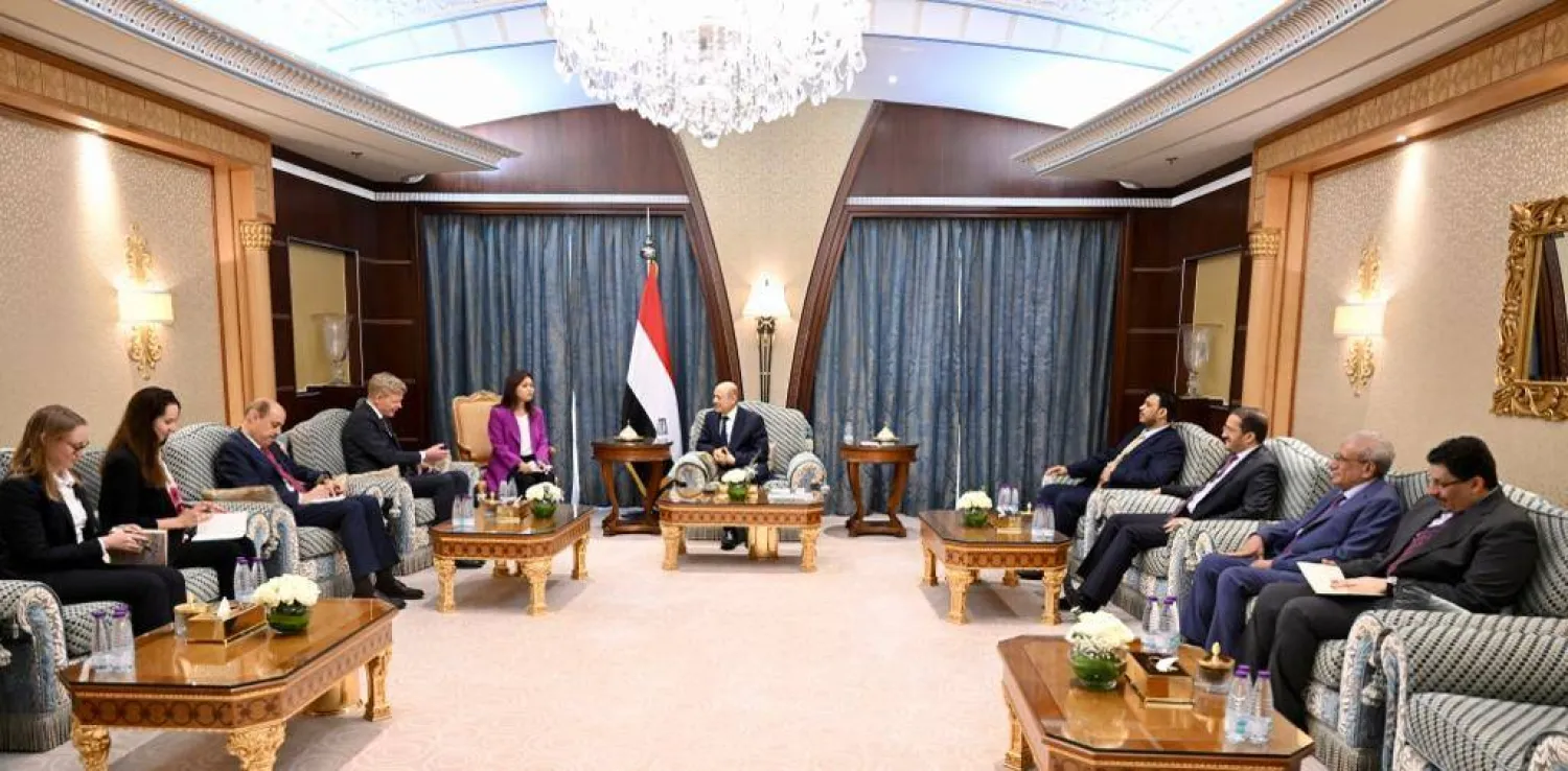 جانب من اجتماع المبعوث الأممي مع رئيس مجلس الحكم اليمني وعضوين في المجلس (سبأ)