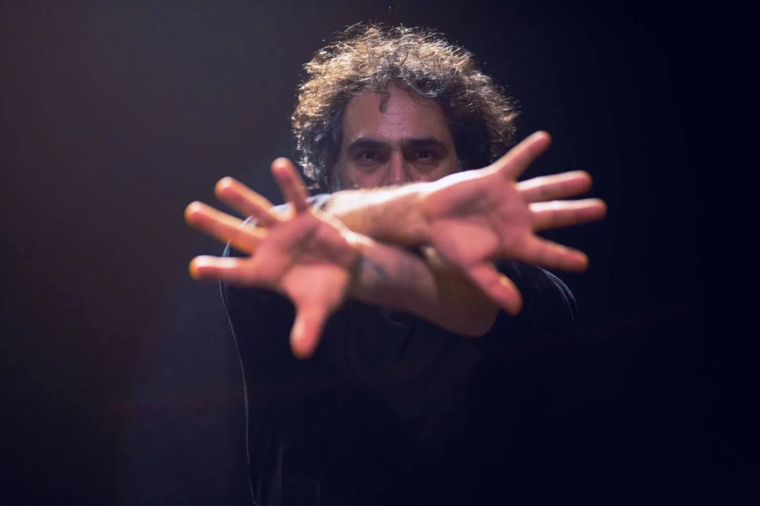 مصمم الرقص اللبناني عمر راجح على مسرح مونو (خاص الفنان)