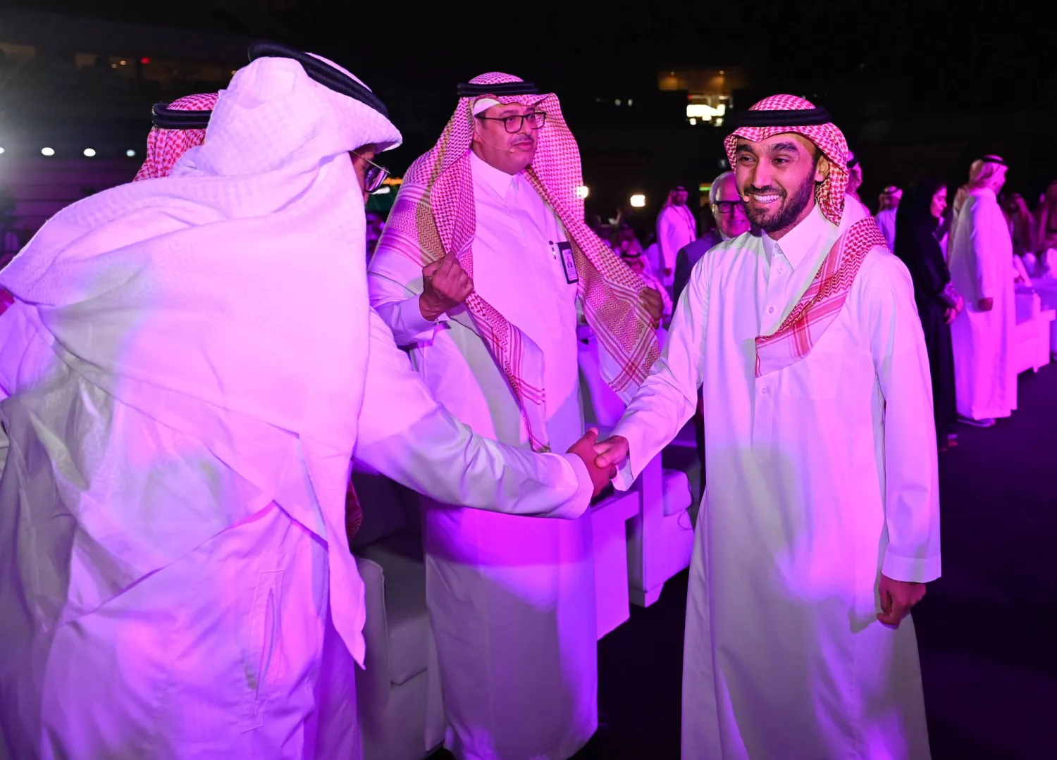 الفيصل يصافح الضيوف المشاركين في مؤتمر مشروع الخصخصة (تصوير: علي خمج)