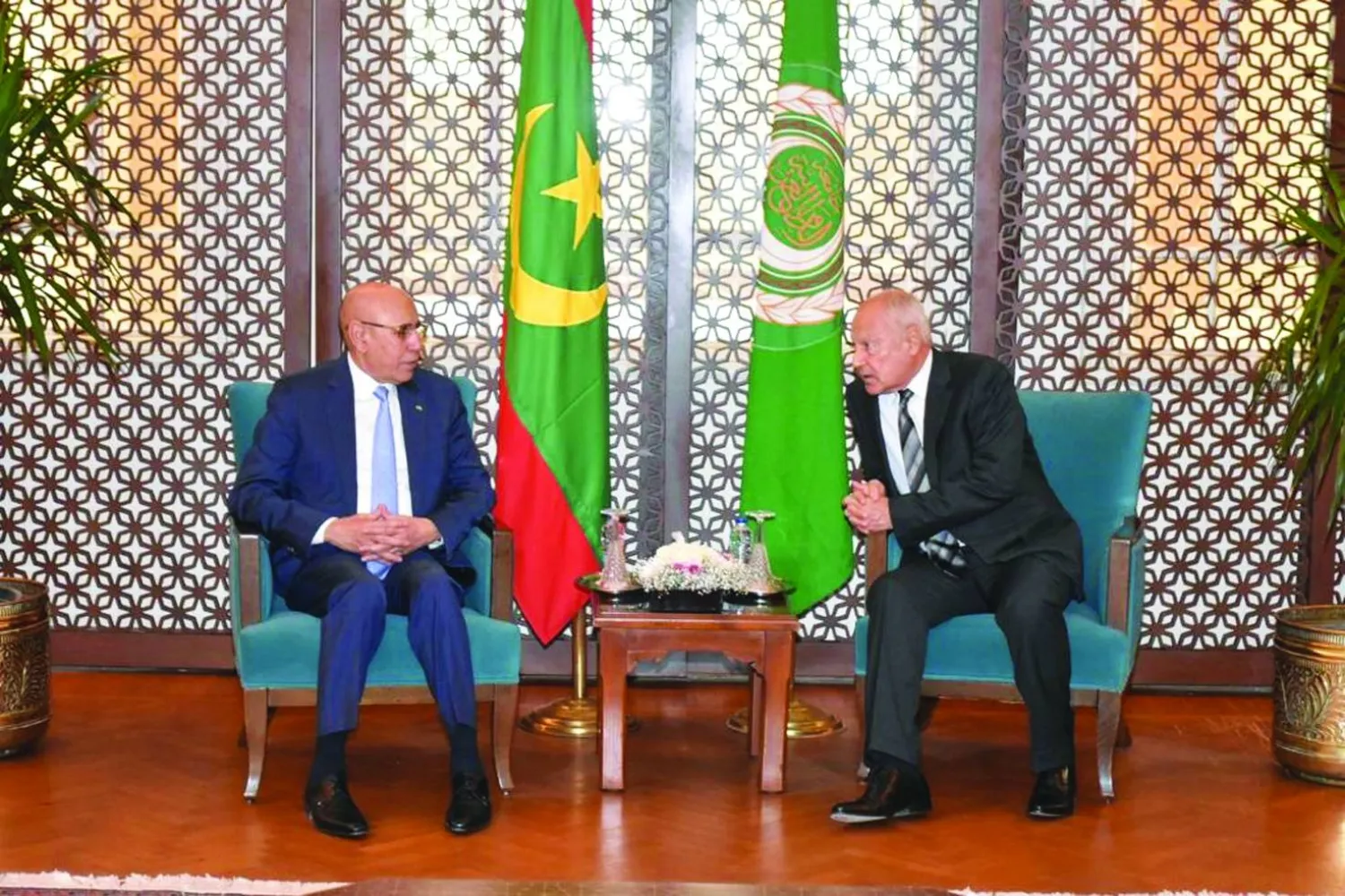 الأمين العام لجامعة الدول العربية خلال لقائه والرئيس الموريتاني في القاهرة (جامعة الدول العربية)