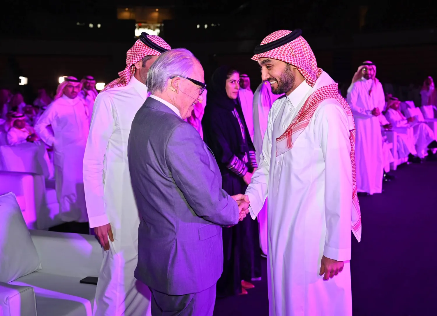 الأمير عبد العزيز الفيصل يصافح جيري إنزيريلو قبل انطلاق مؤتمر إعلان خصخصة الأندية (تصوير: علي خمج)