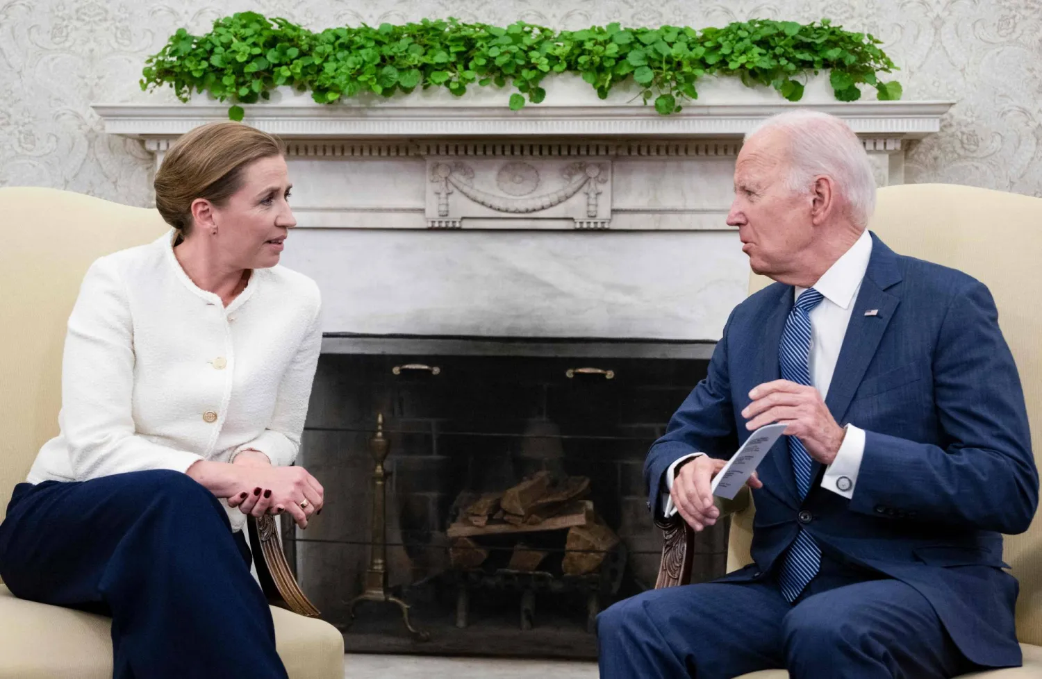 الرئيس الأميركي جو بايدن ورئيسة الوزراء الدنماركية ميتي فريدريكسن في البيت الابيض (أ.ف.ب)