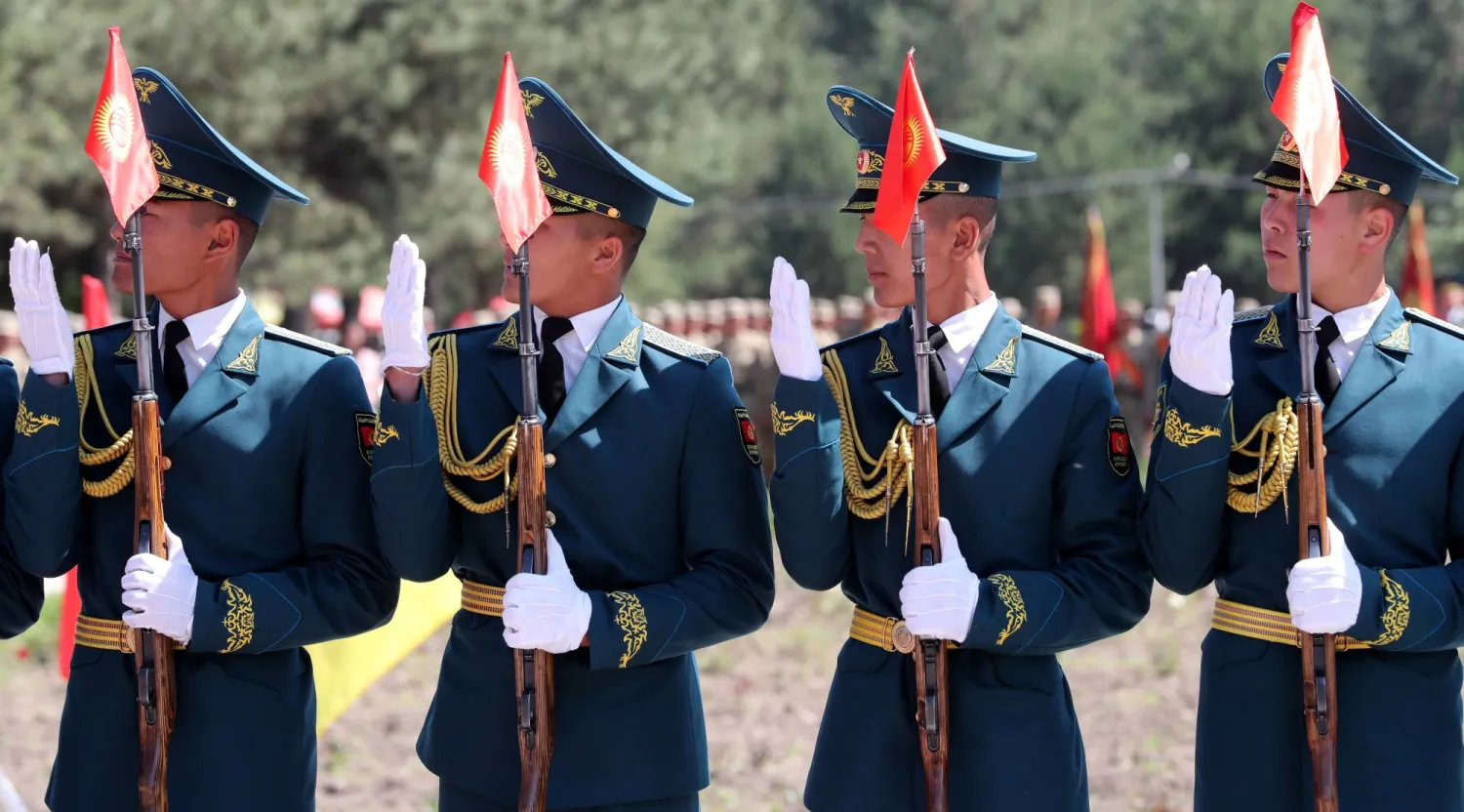 قوات قرغيزستانية تشارك في إحدى المناسبات بالبلاد (إ.ب.أ)