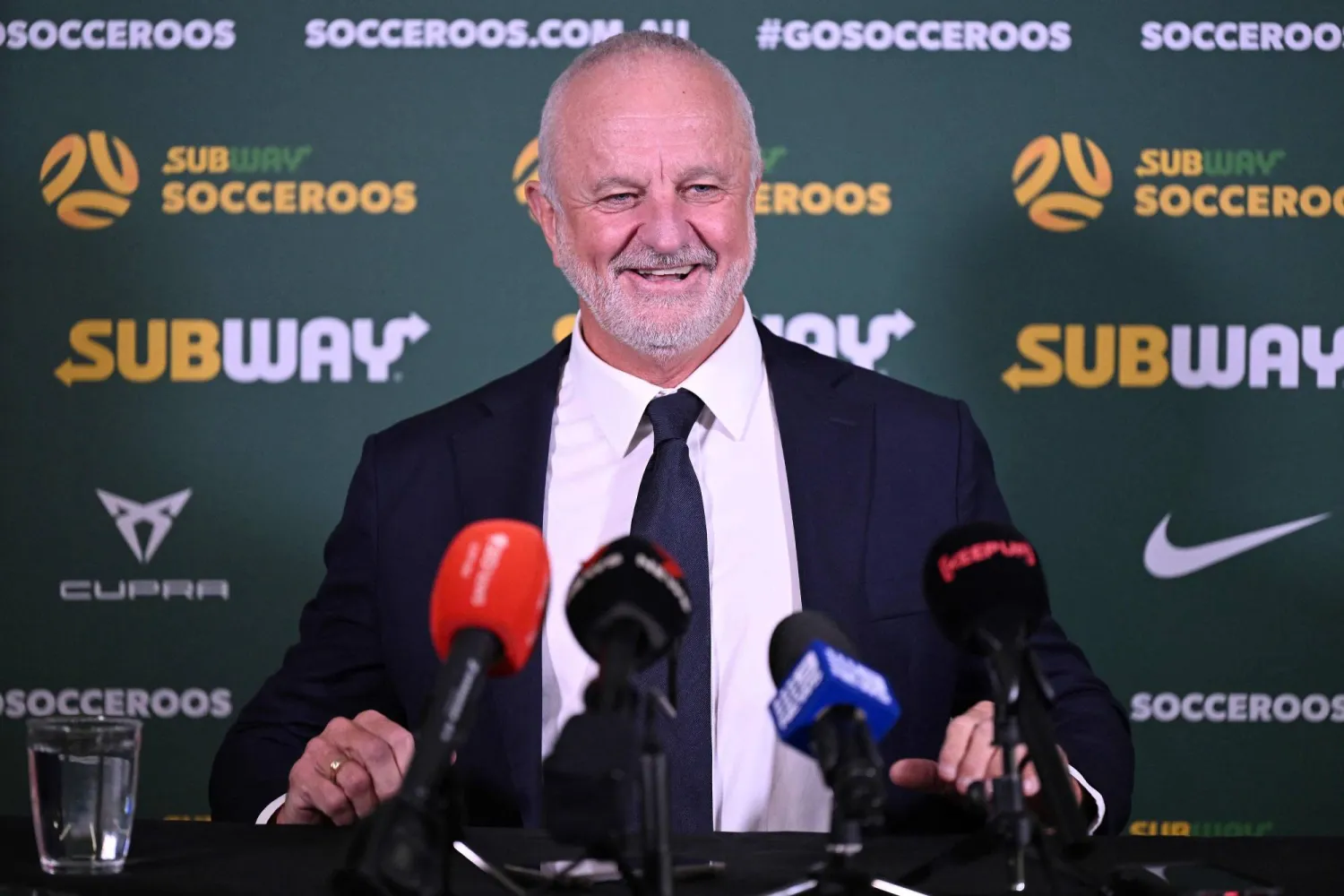 مدرب أستراليا قال إنه سيأخذ المباراة في 15 يونيو على محمل الجد (أ.ف.ب)