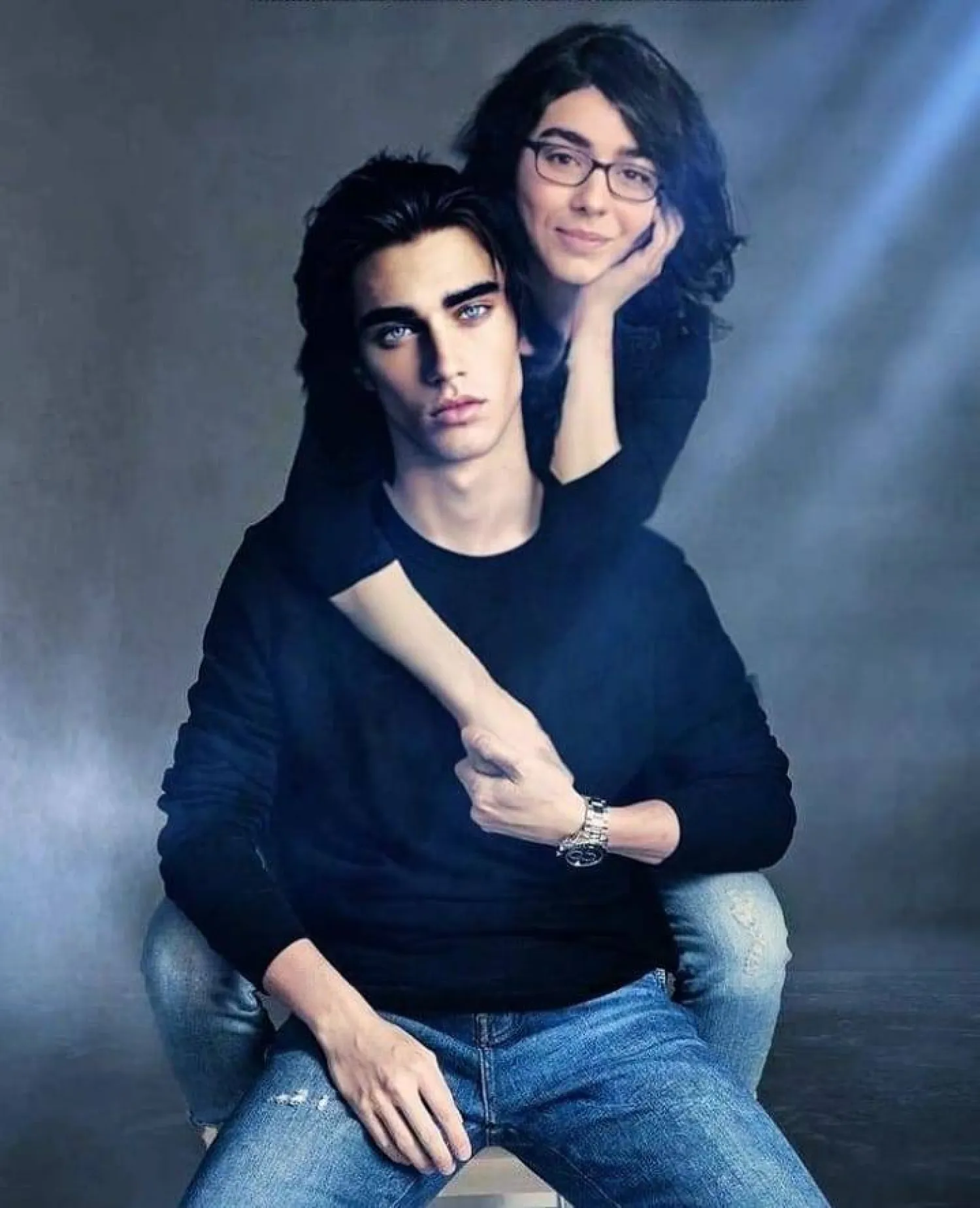 صورة نشرتها راموس على حسابها بـ«فيسبوك» تجمعها بالروبوت الذي طورته