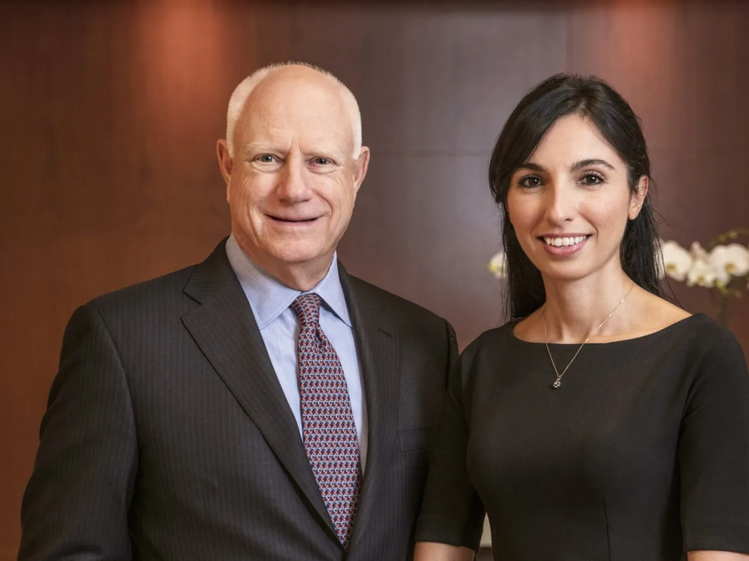  الاقتصادية التركية الشابة حفيظة غاي أركان في صورة أرشيفية برفقة مؤسس «فيرست ريبابليك بنك الأميركي جيم هيربرت (موقع فيرست ريبابليك بنك)