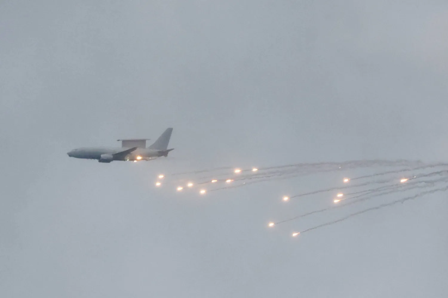 طائرة إنذار مبكر لكوريا الجنوبية خلال مناورات مشتركة مع الولايات المتحدة في 25 مايو الماضي (د.ب.أ)