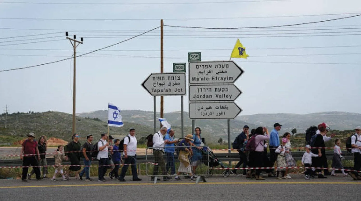 مسيرة استيطانية إلى بؤرة «أفيتار» شمال الضفة بمشاركة وزراء من اليمين (أ.ب)