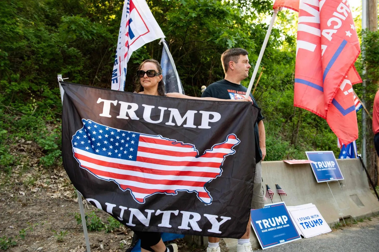 مؤيدو ترمب خلال تجمع في مدينة مانشستر، بولاية نيو هامبشاير، مطلع الشهر الحالي (أ.ف.ب)