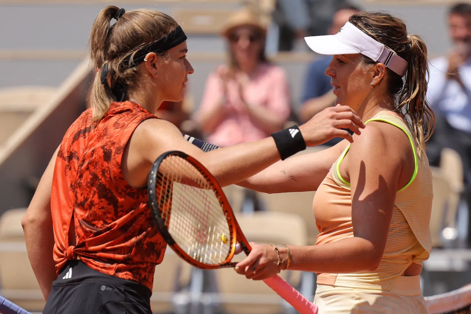 موخوفا أجبرت منافستها على التراجع إلى الخلف بعد ضربات قوية (أ.ف.ب)