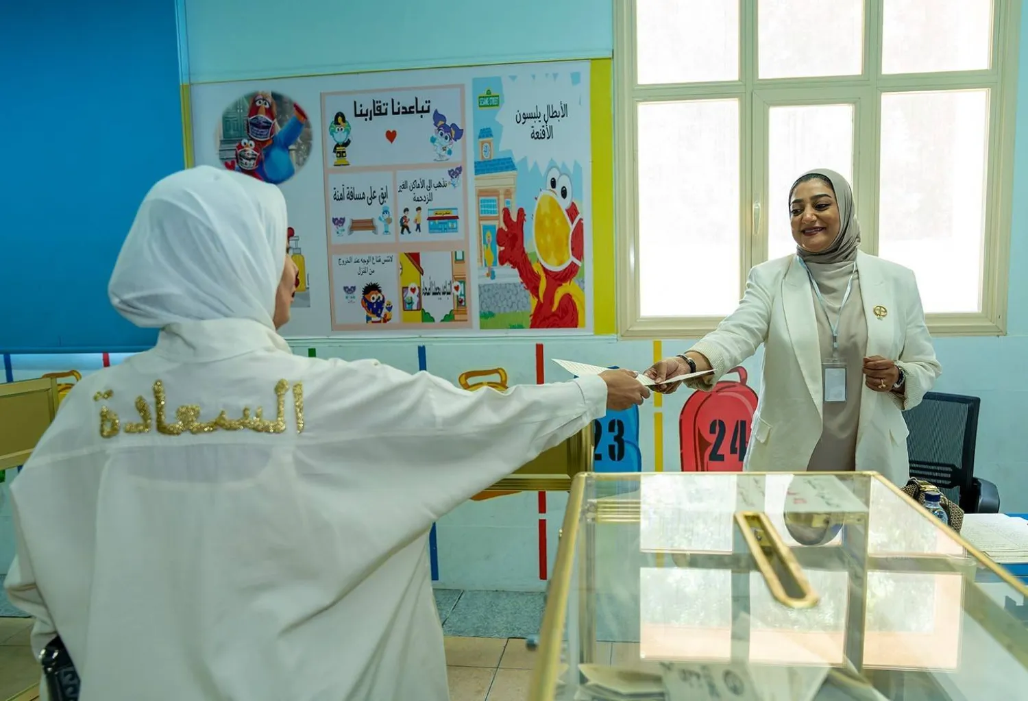 كويتية تدلي بصوتها في انتخابات مجلس الأمة (كونا)