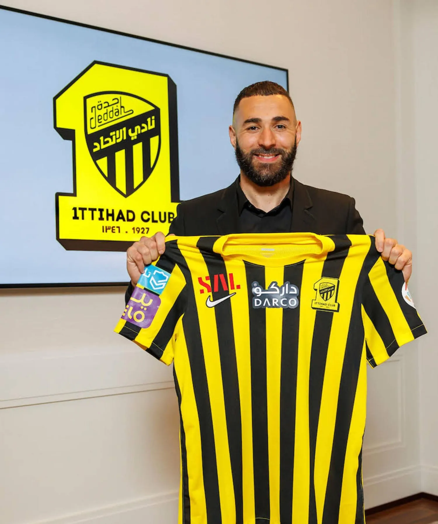 الفرنسي كريم بنزيمة يحمل قميص فريق الاتحاد (المركز الإعلامي بالنادي)