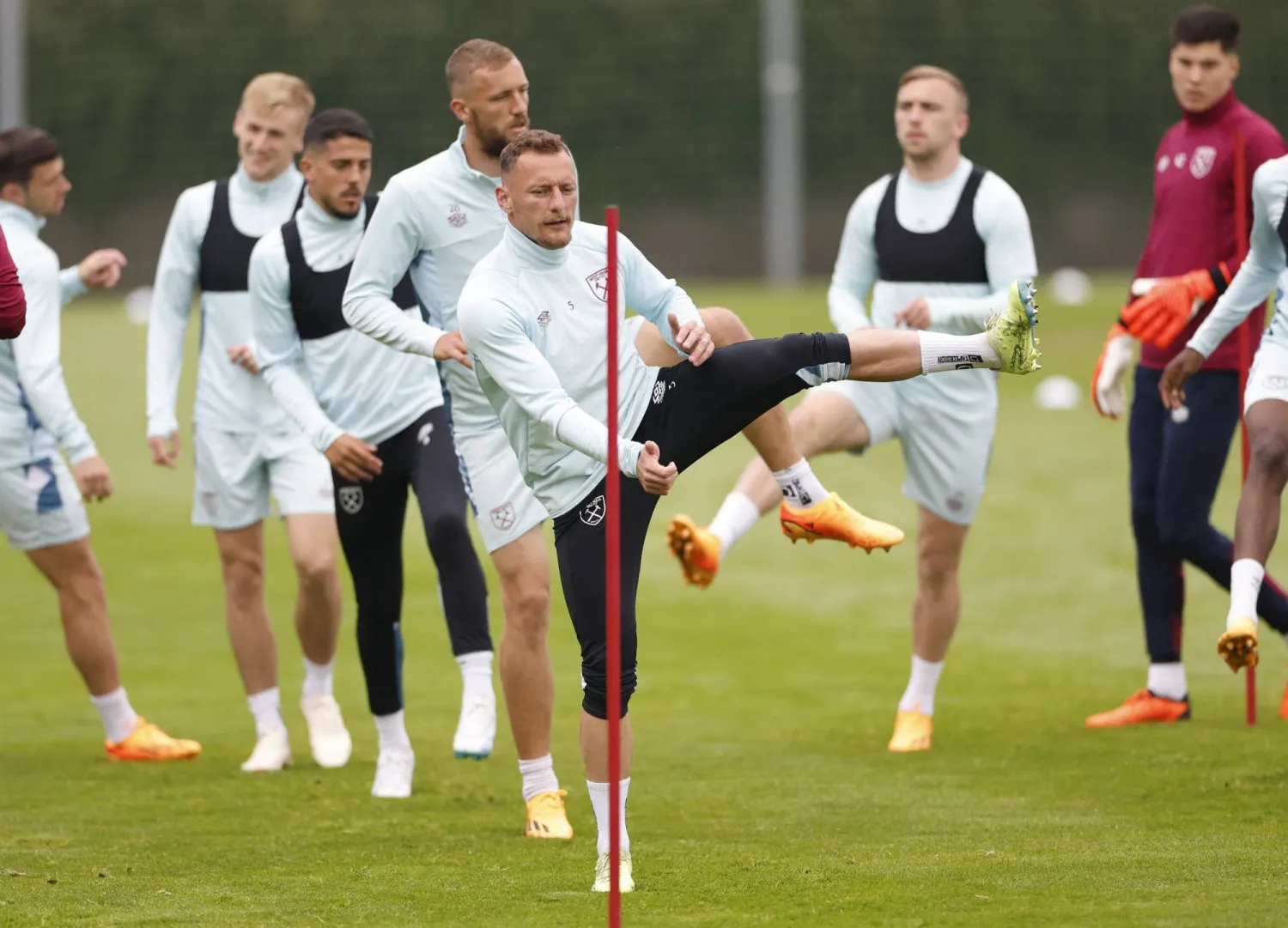 لاعبو وستهام متحمسون في التدريبات لخوض أهم نهائي في مسيرتهم (رويترز)