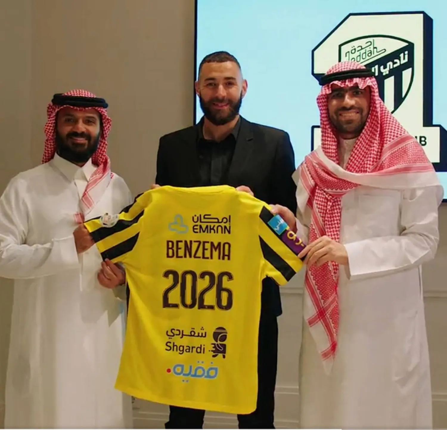 بنزيمة حاملاً قميص نادي الاتحاد الذي سيرتديه الموسم المقبل(نادي الاتحاد)
