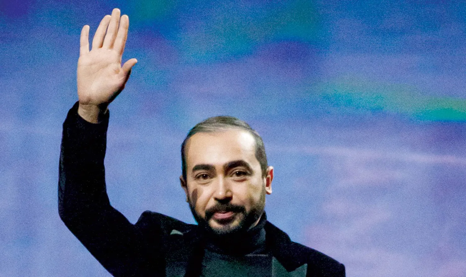 المصمم محمد آشي يحيي الحضور بعد عرضه لـ«ربيع وصيف 23»... (محمد آشي)