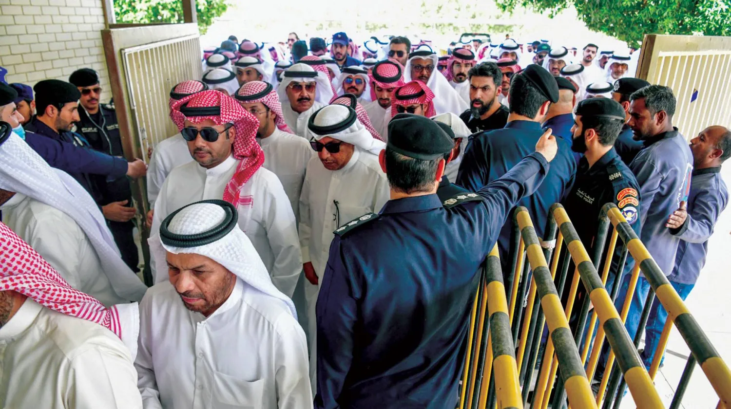 عدد من الكويتيين بدأوا التصويت في انتخابات مجلس الأمة (كونا)