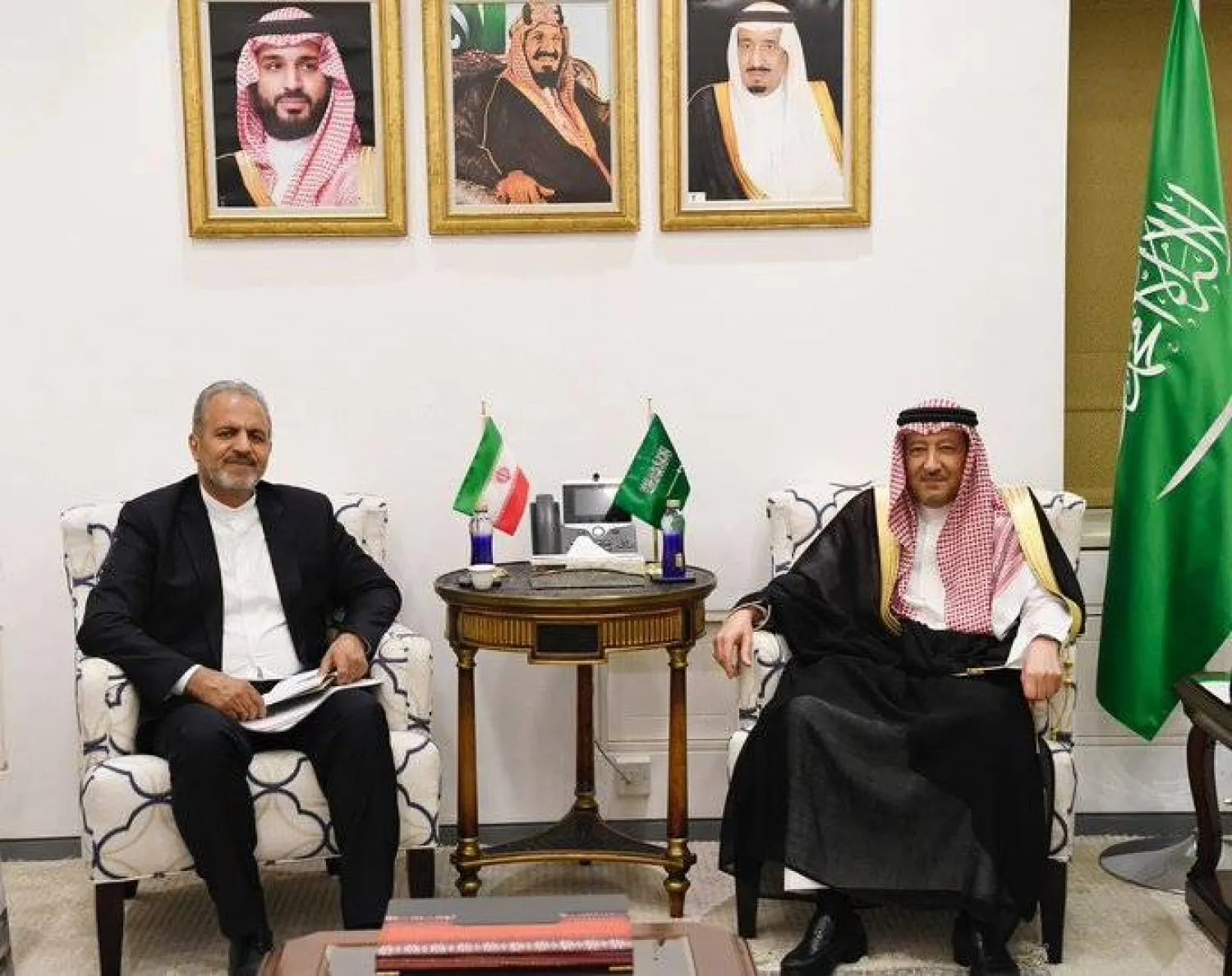 الخريجي مستقبلا نظيره الإيراني للشؤون القنصلية علي رضا بيكدلي (الخارجية السعودية)