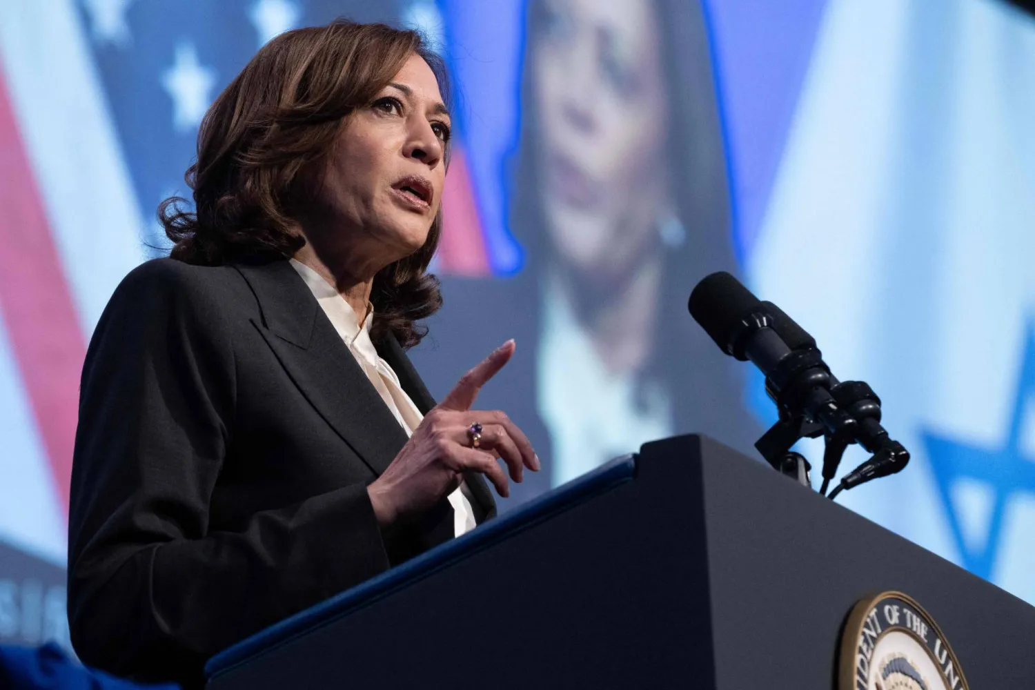 كامالا هاريس، نائبة الرئيس الأميركي، تتحدث في الاحتفال الذي اقامته السفارة الإسرائيلية في واشنطن (أ.ف.ب)