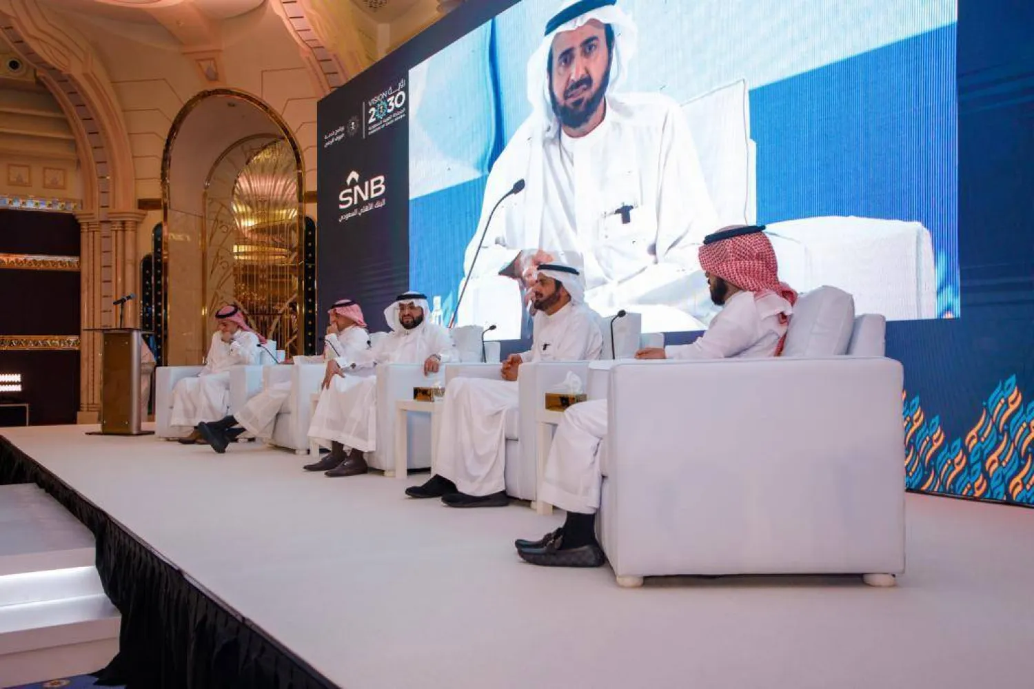  The minister of Hajj and Umrah participates in a dialogue session to present the opportunities available to the private sector.