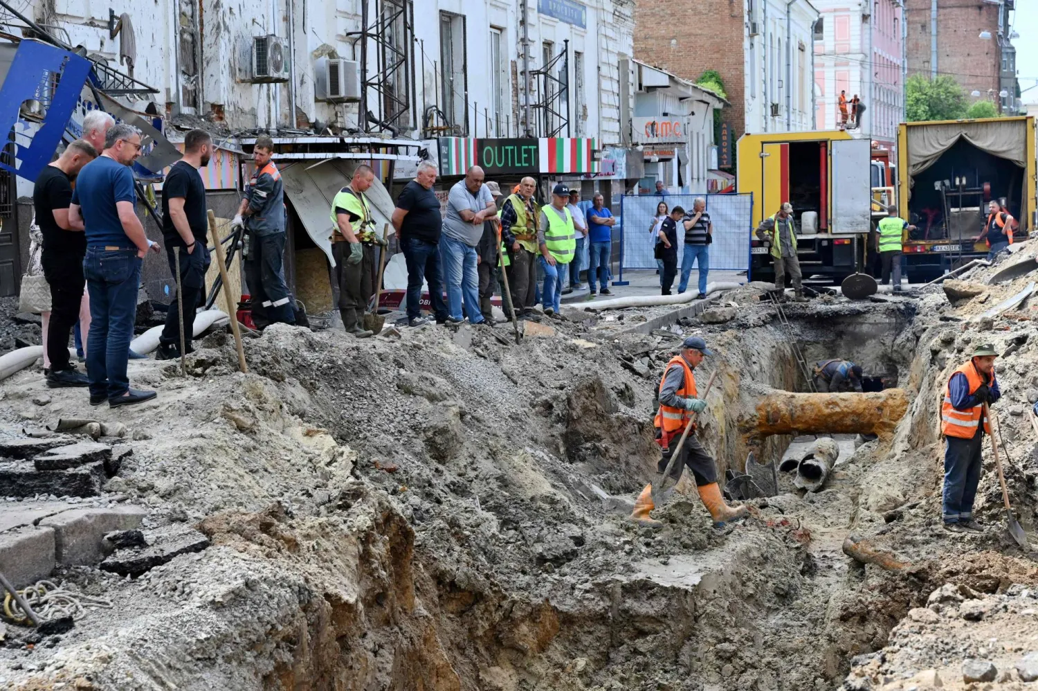 الدمار يظهر بعد قصف طال منطقة خاركيف الأوكرانية وسط الغزو الروسي للبلاد (رويترز)