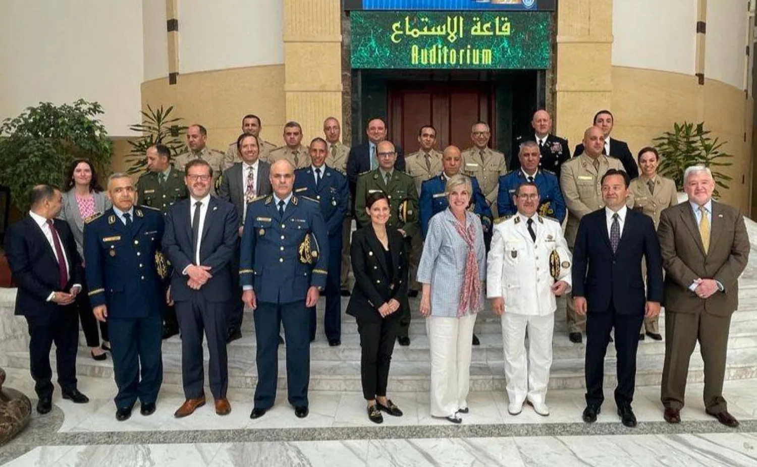 صورة جماعية للوفد الأميركي مع مسؤولين عسكريين ومدنيين جزائريين (السفارة الأميركية بالجزائر)