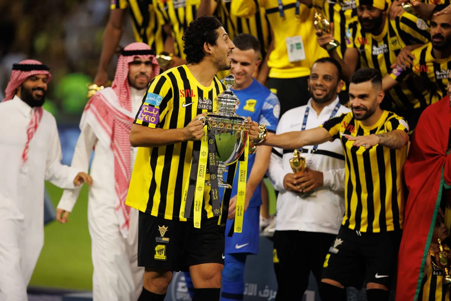 حجازي خلال احتفاله مع لاعبي الاتحاد بكأس الدوري السعودي للمحترفين (عبد الله الفالح)