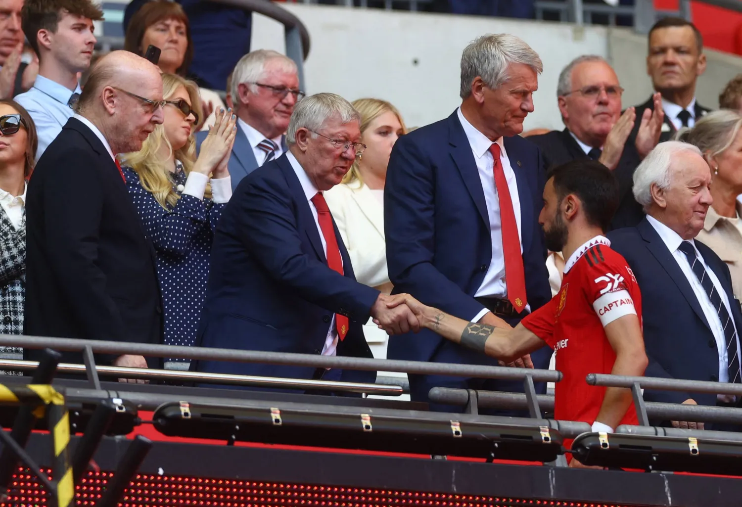 مدرب يونايتد السابق فيرغسون يصافح  فرنانديز بعد الخسارة أمام سيتي (رويترز)