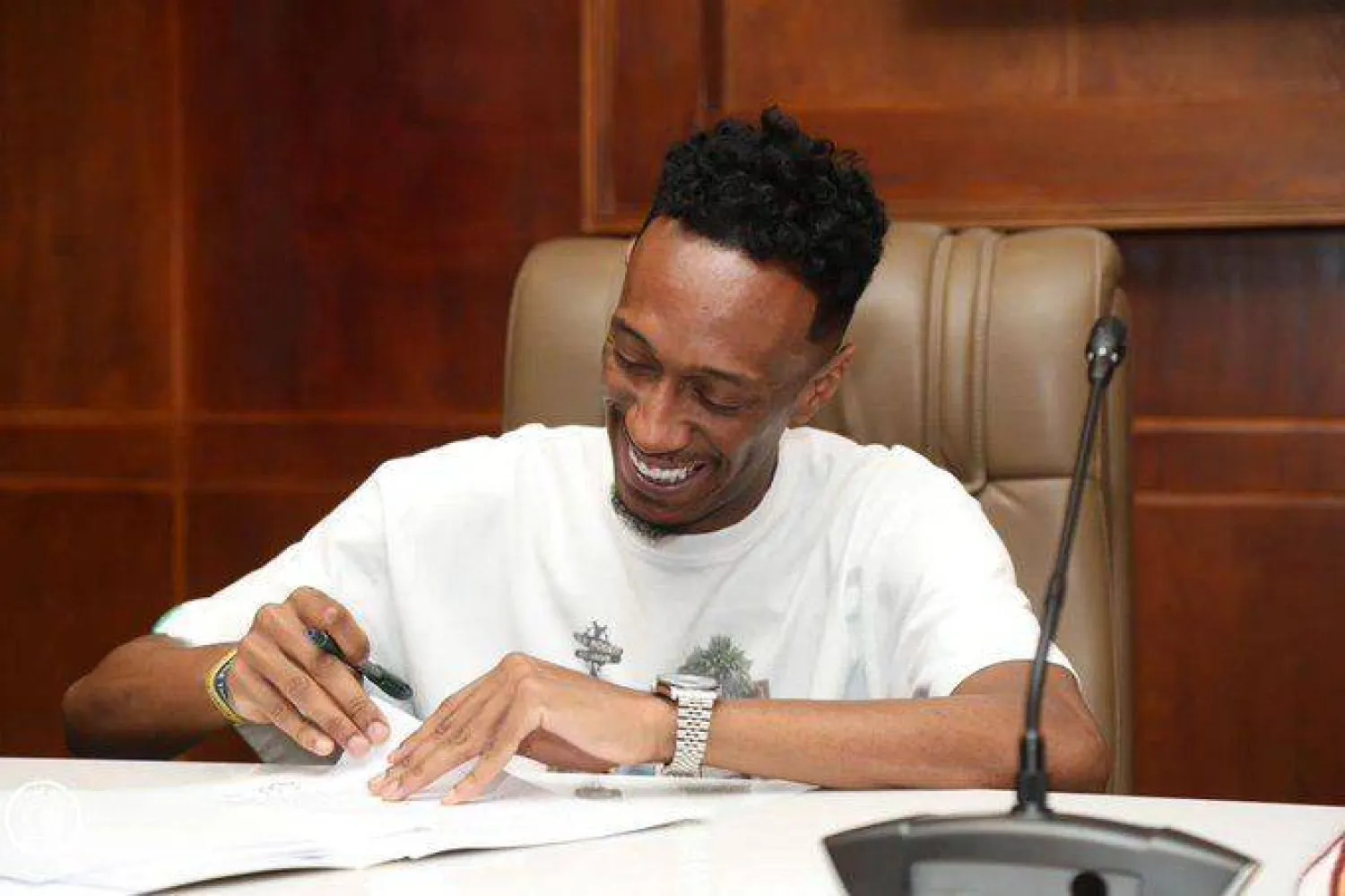 فقيهي خلال توقيعه العقد لضمك (الشرق الأوسط)