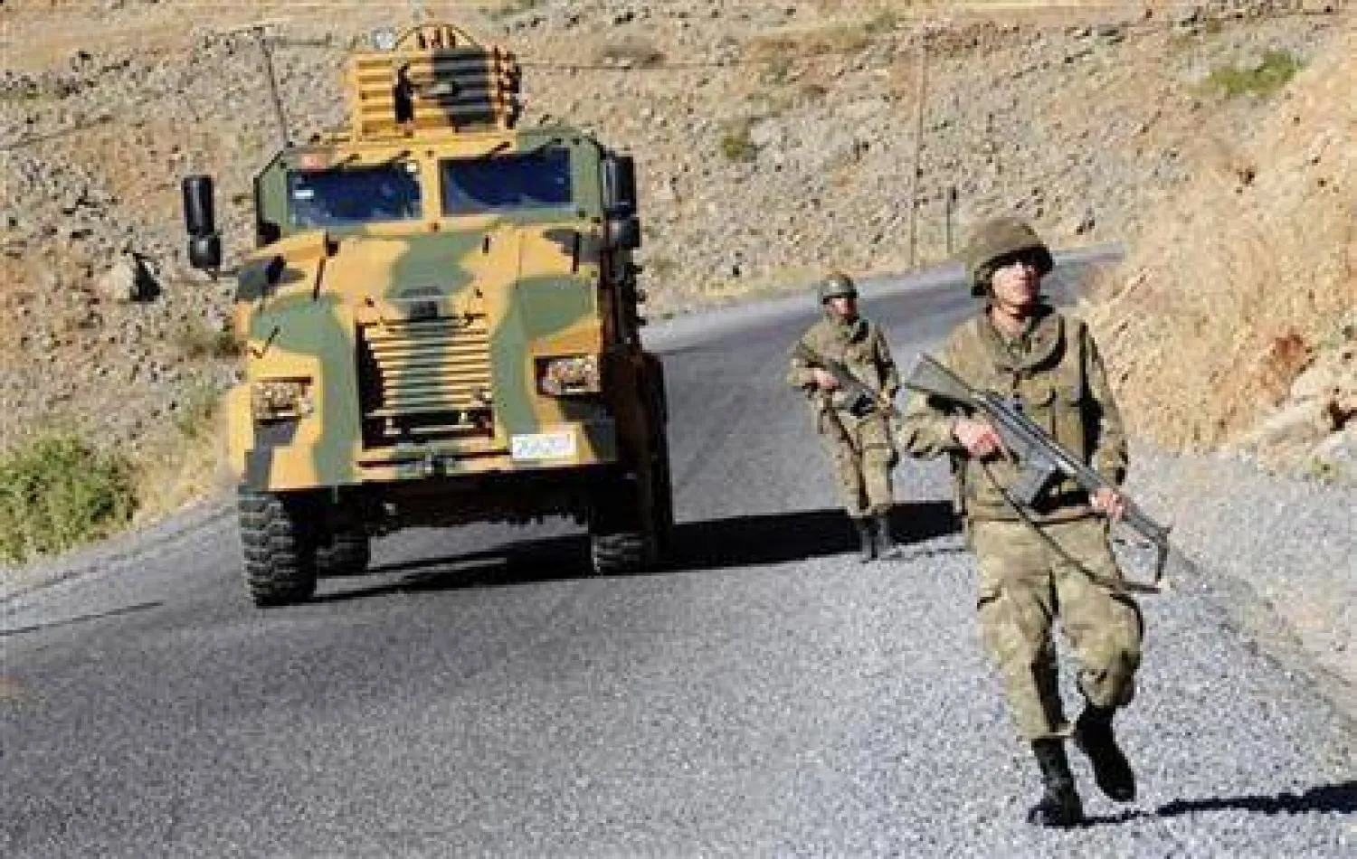 جنود أتراك يقومون بدورية على طريق بالقرب من جوكورجا في محافظة هكاري، جنوب شرقي تركيا، بالقرب من الحدود التركية العراقية (أرشيفية - رويترز)