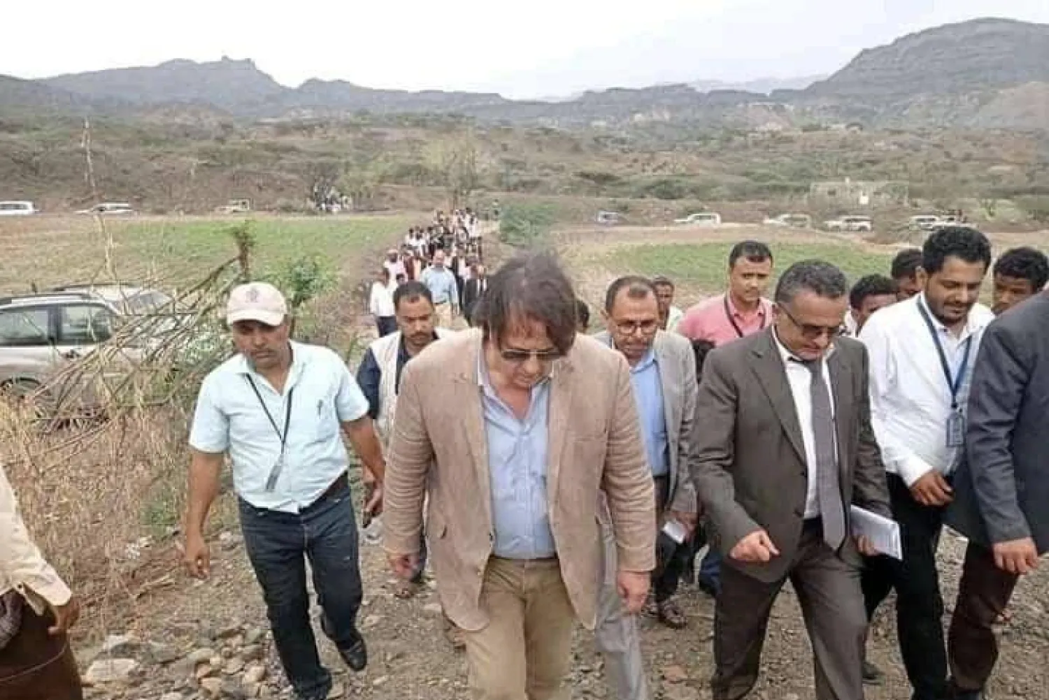 منسق الشؤون الإنسانية في اليمن خلال زيارة مخيم في تعز (إعلام رسمي)