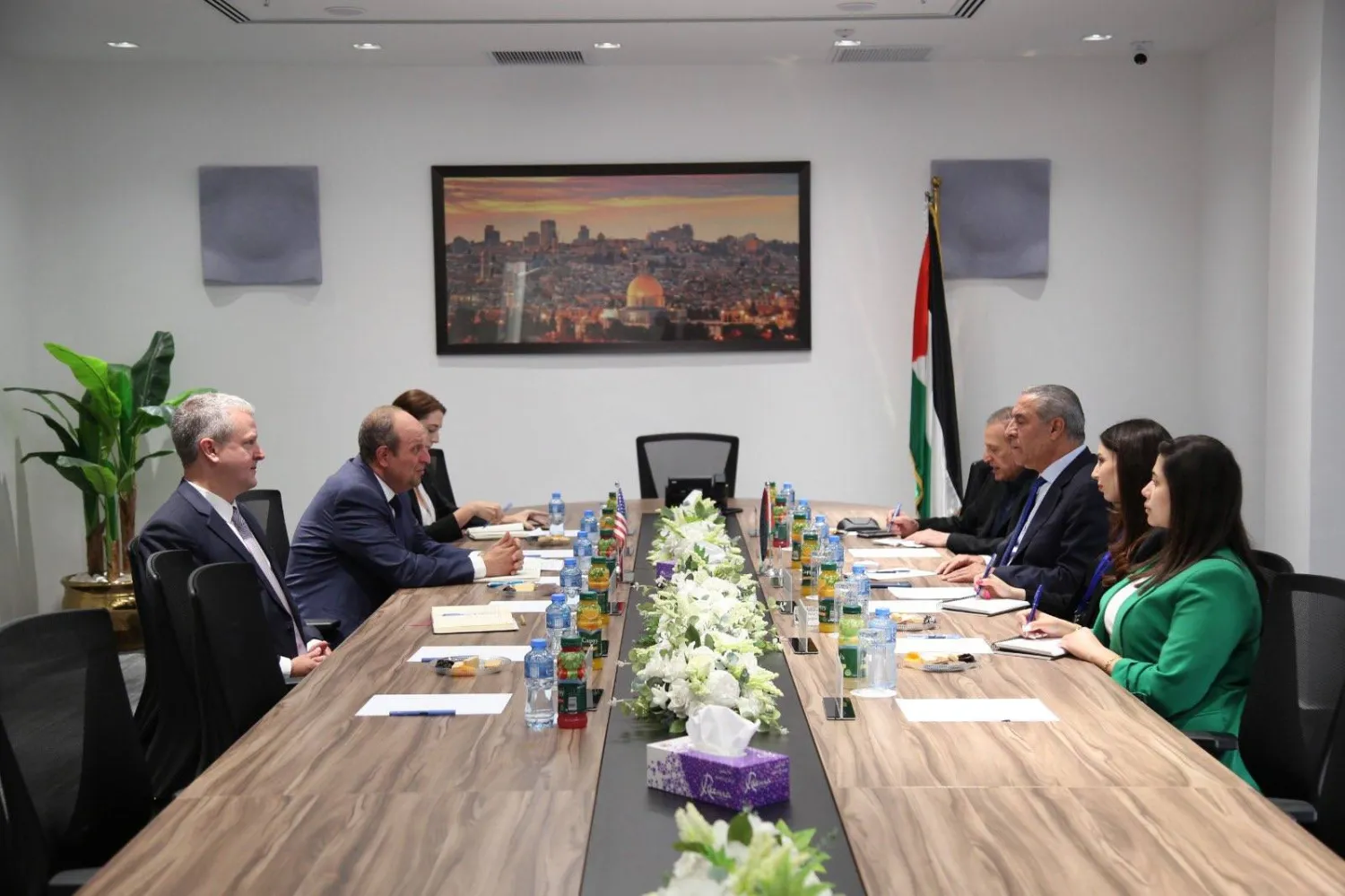 لقاء حسين الشيخ بهادي عمرو الممثل الخاص للشؤون الفلسطينية الأربعاء (حساب «تويتر»)