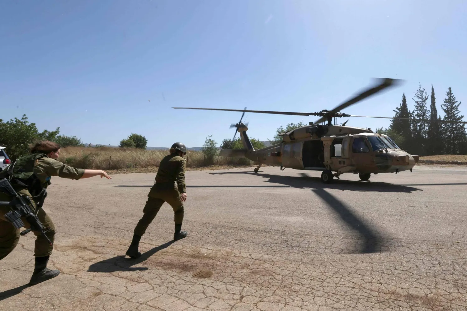 جنود إسرائيليون يشاركون في «القبضة الساحقة» في كيبوتس بالقرب من الحدود مع لبنان 30 مايو (أ.ف.ب)