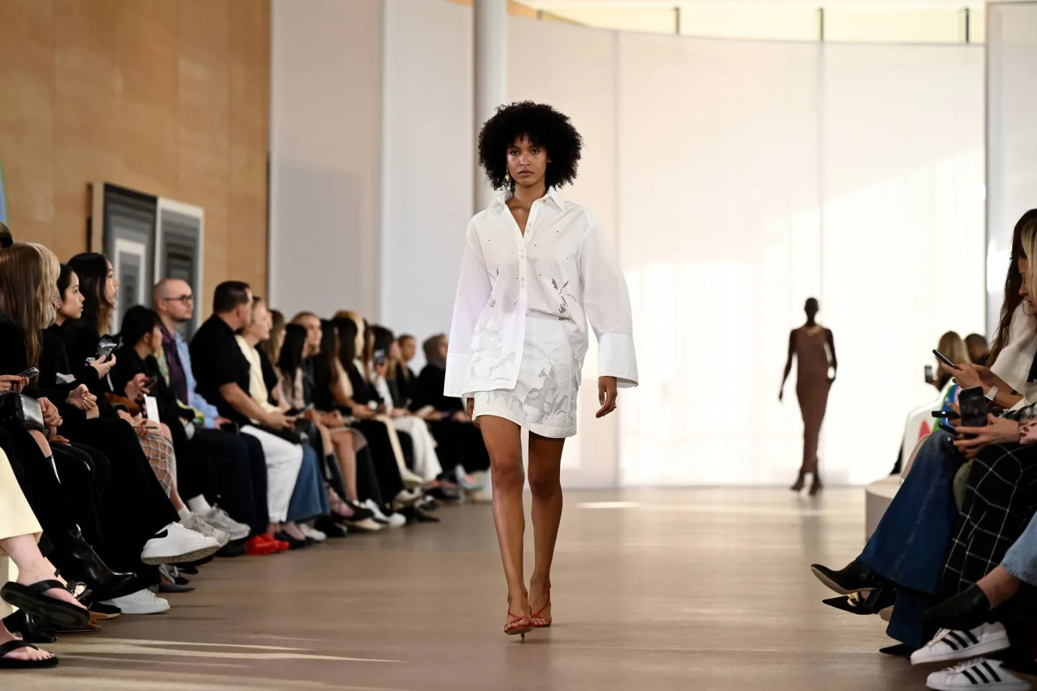 من عرض «آجي» خلال «أسبوع أستراليا للموضة» (إ.ب.أ)