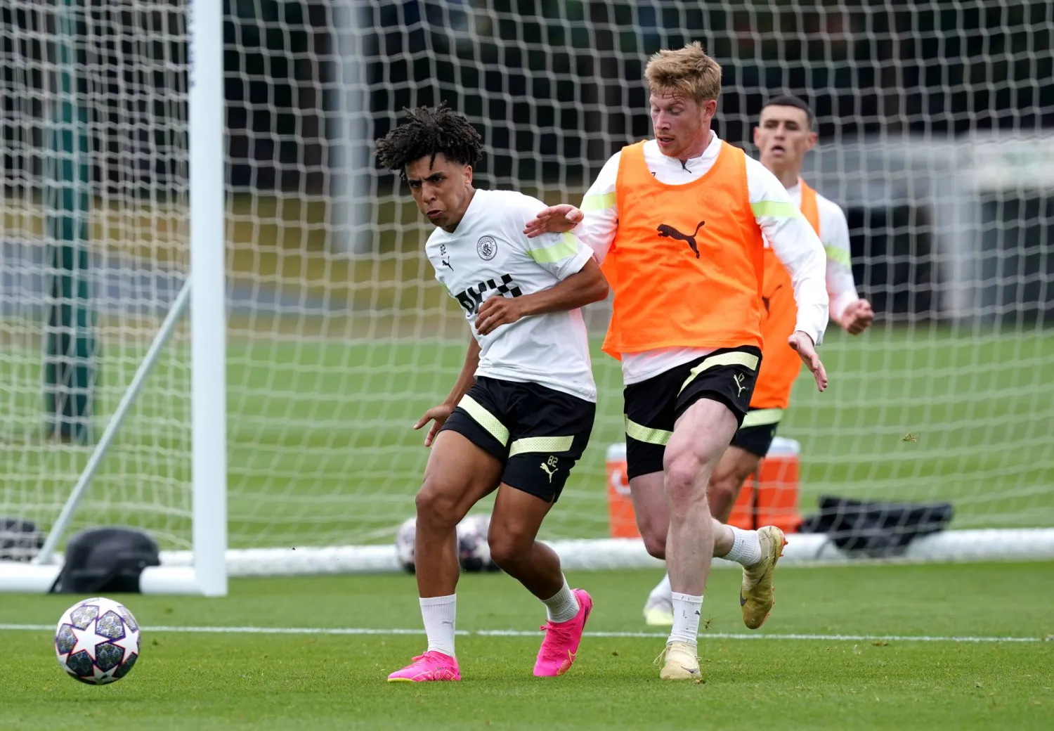 دي بروين نجم خط وسط سيتي (يمين) مركز ثقل الفريق القادر على صناعة الفارق (د.ب.أ)