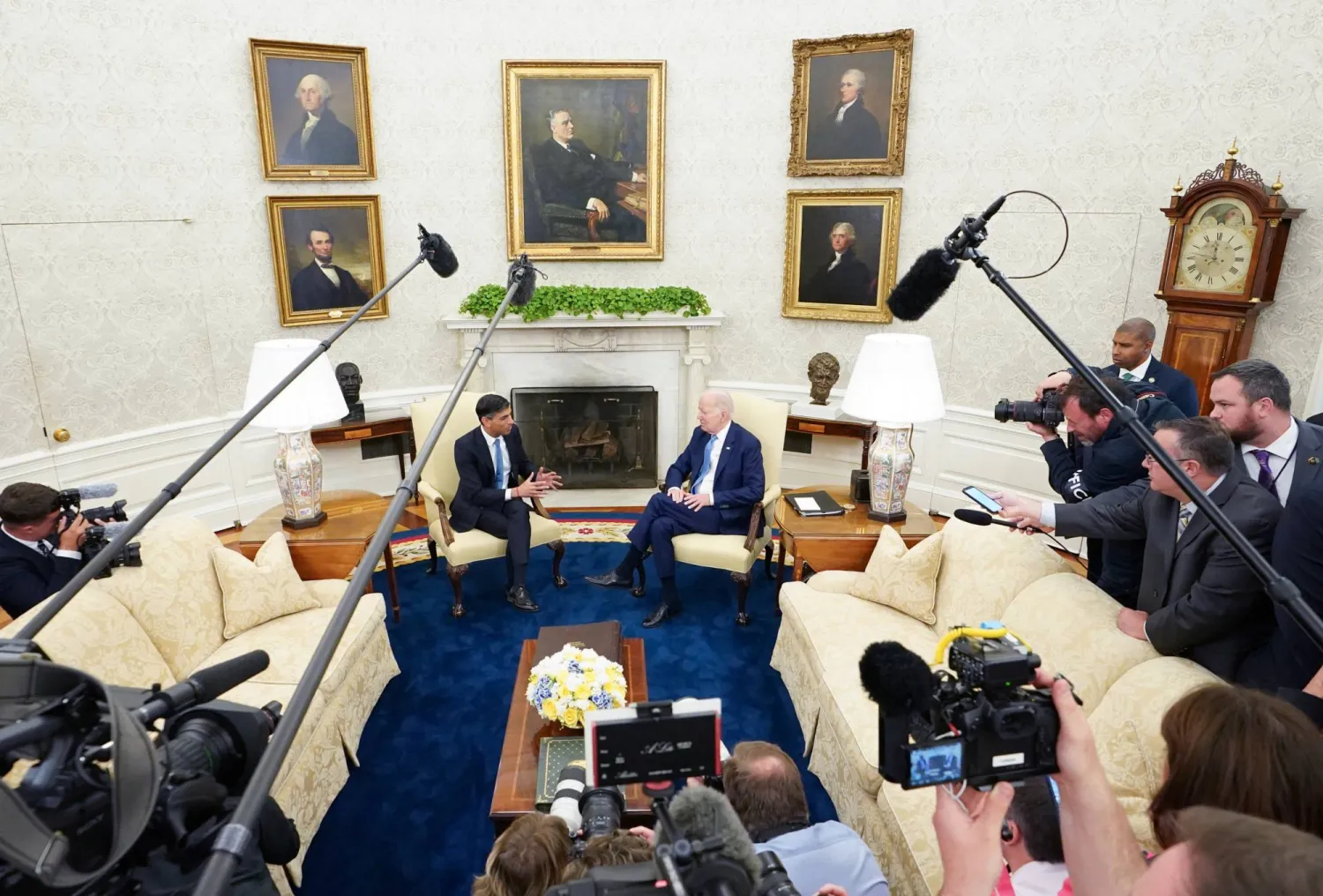بايدن وسوناك في المكتب البيضوي بالبيت الأبيض الخميس (رويترز)