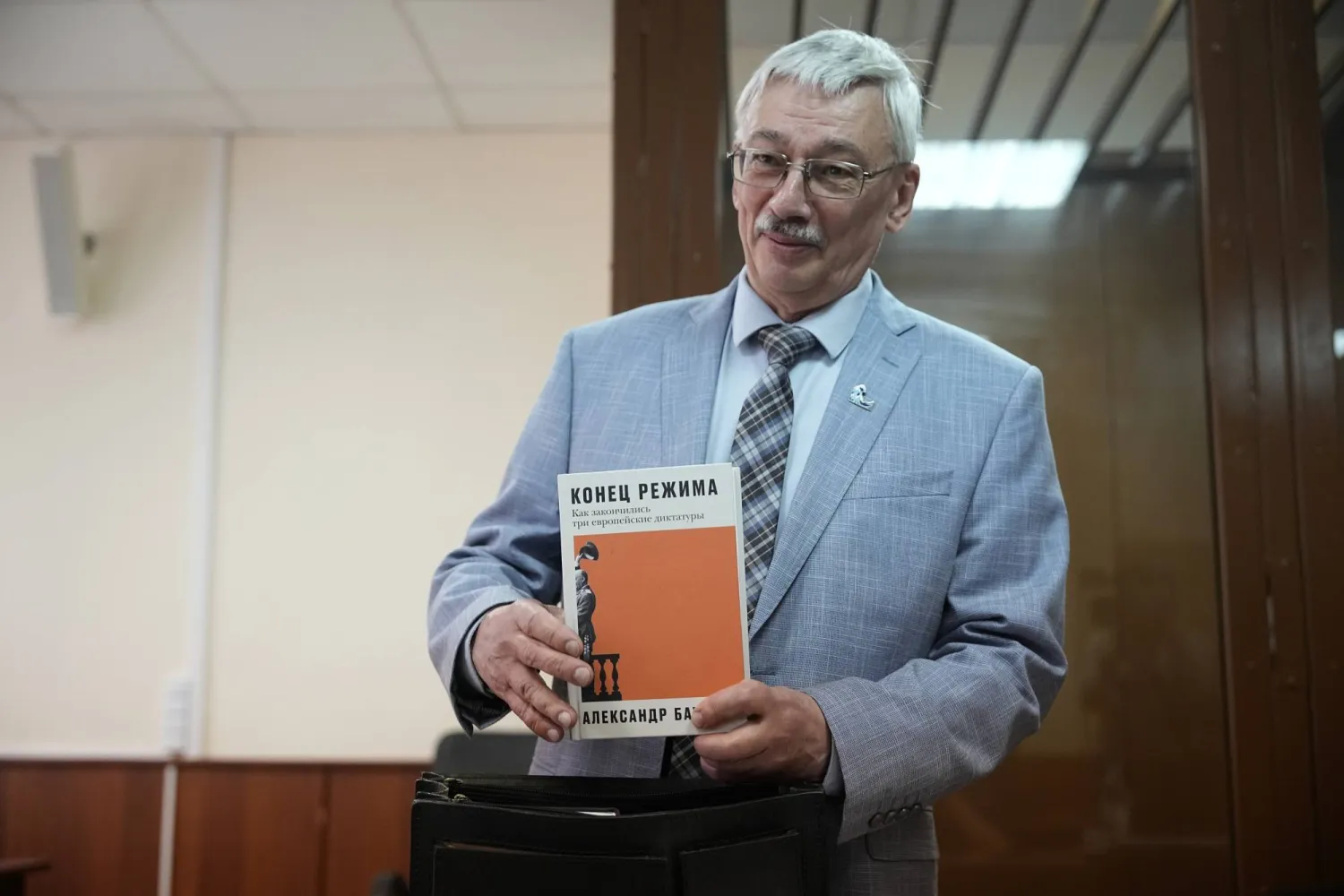 أوليغ أورلوف أحد المسؤولين في منظمة «ميموريال» غير الحكومية (أ.ب)