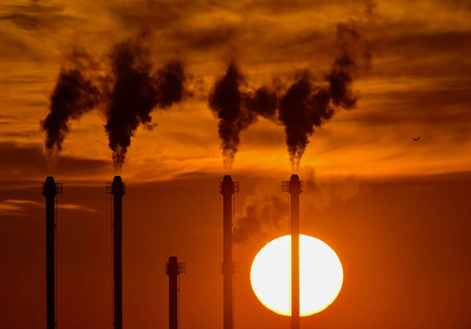 ادخنة تتصاعد من مداخن أحد محطات الطاقة في مدينة برلين الالمانية... بينما تسبب التراجع الصناعي الالماني في ركود بمنطقة اليورو (د ب أ)