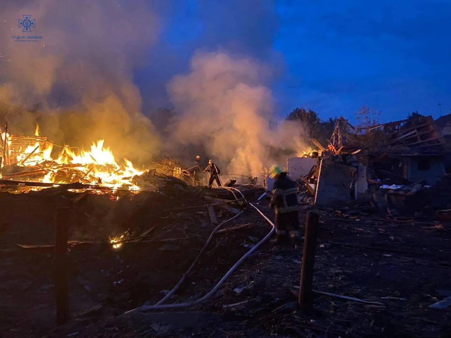 النيران تشتعل في منازل سكنية تعرّضت للقصف الروسي في أوكرانيا (رويترز)