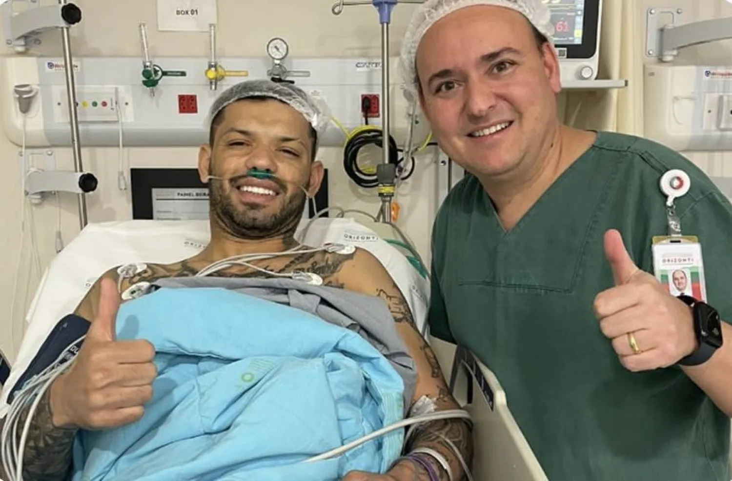 جونيور وطبيبه بعد انتهاء العملية الجراحية (نادي الشباب)