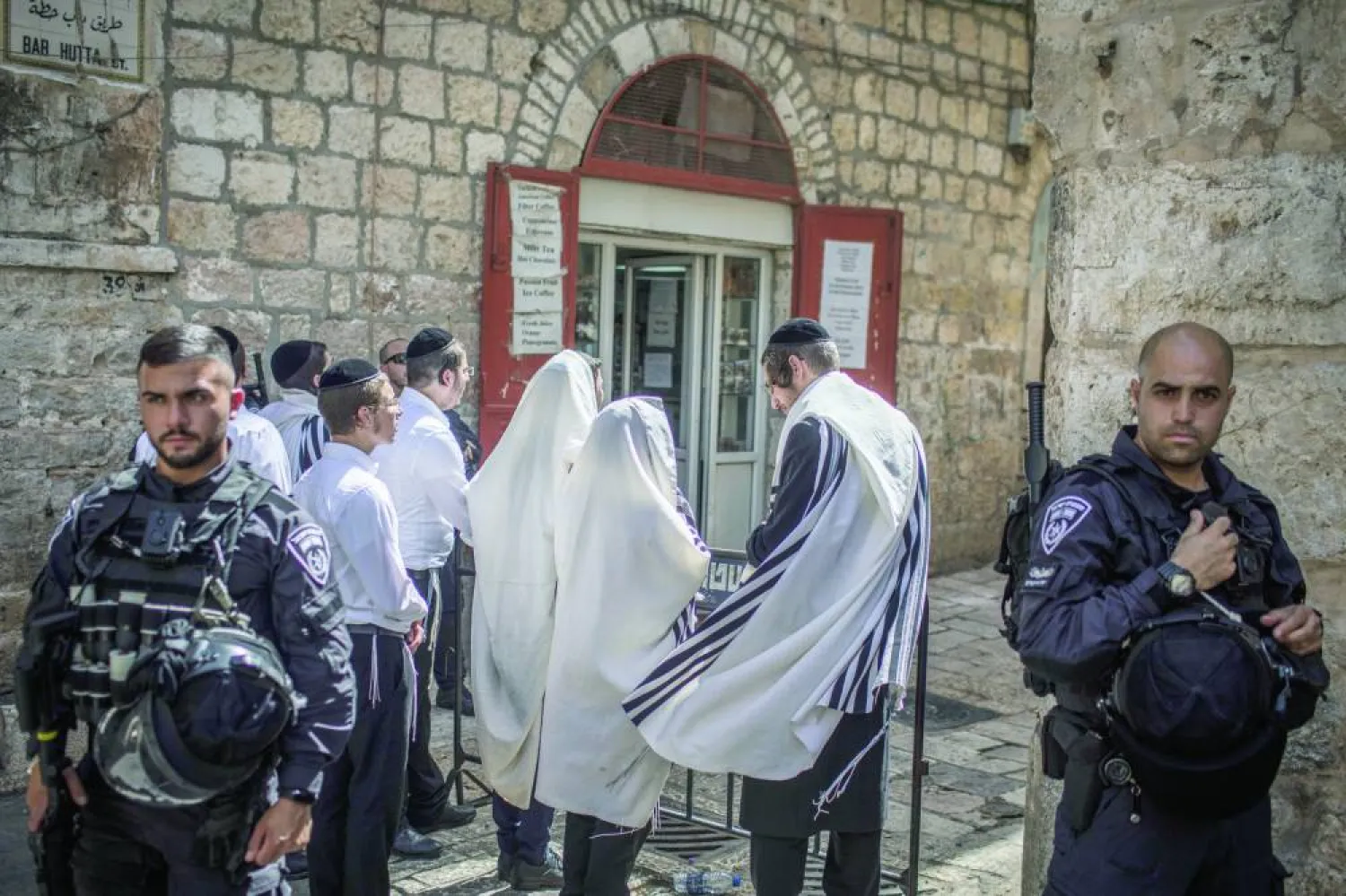 مستوطنون مع الشرطة الإسرائيلية في مدينة القدس القديمة (د.ب.أ)